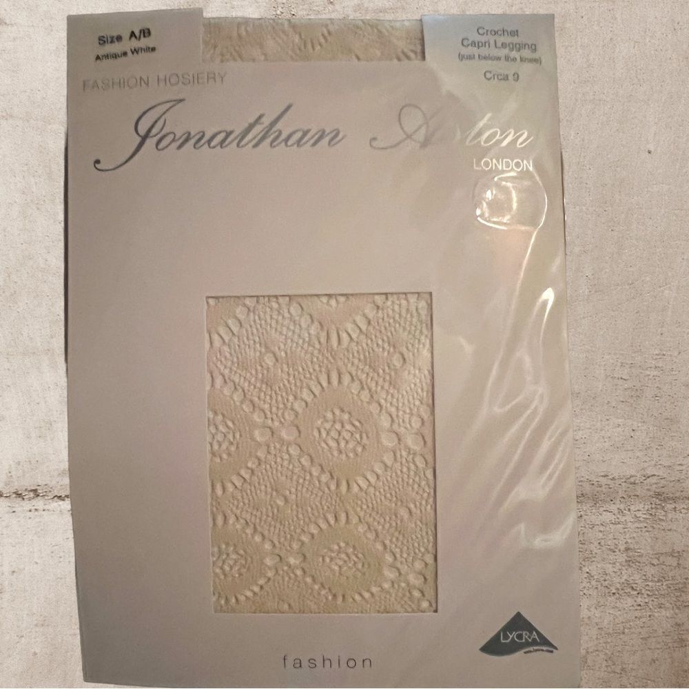 Jonathan Aston antique white crochet Capri leggings! New